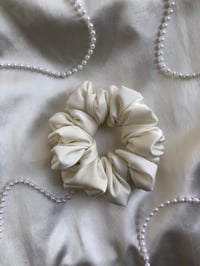 Image 2 of SCRUNCHIE STANDARD CREAM/KREM