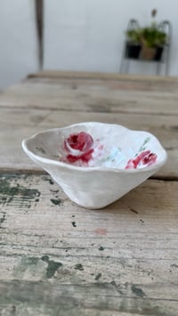 Image 1 of Roses small fluted dish