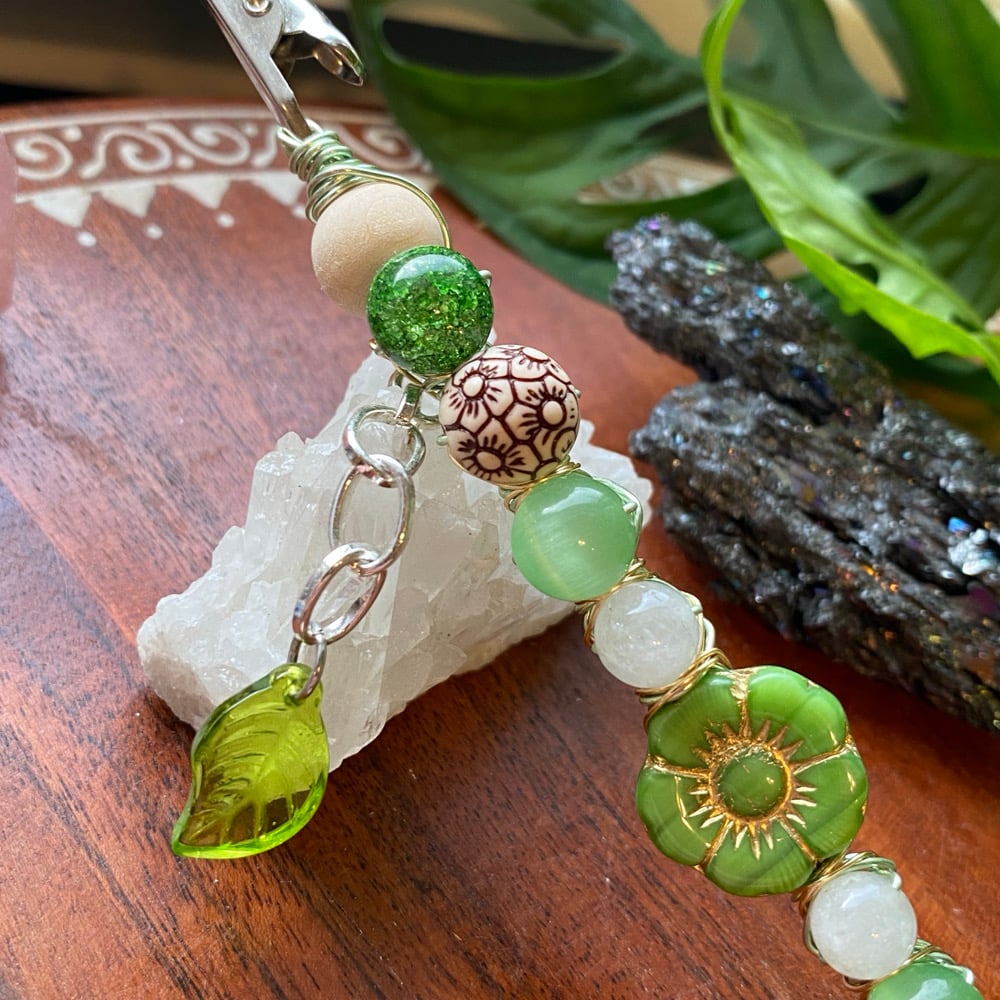 Image of green daisy roach clip 