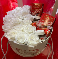 Image 1 of Artificial roses hat box with lint chocs and Nutella white 