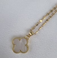 White shape necklace 