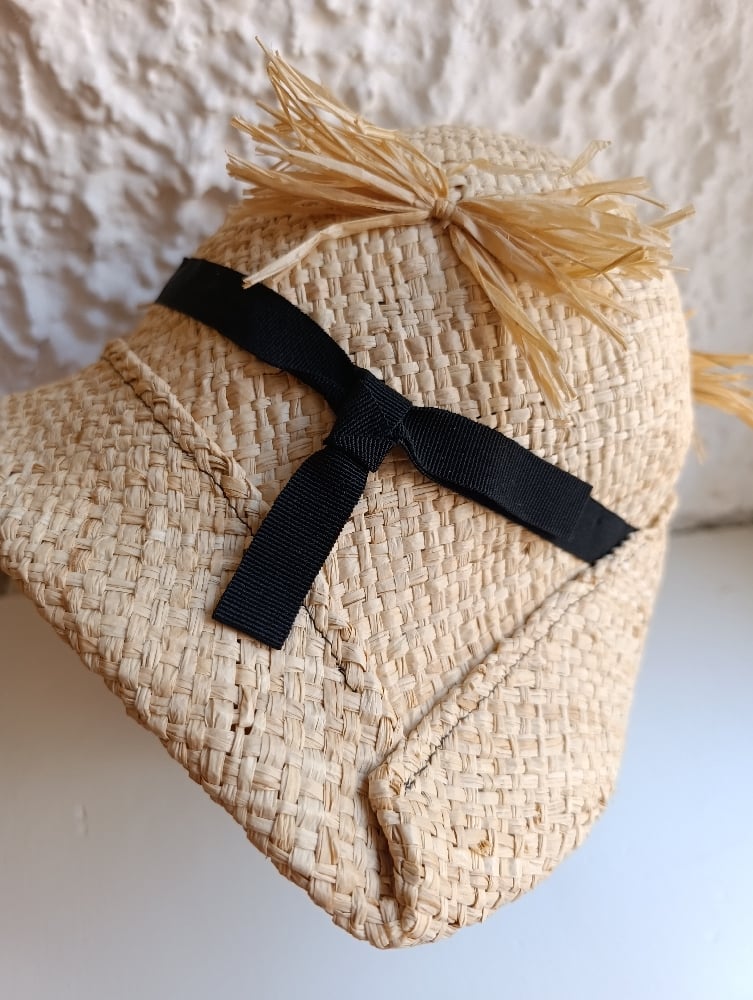 Image of Cappello cloche paglia con ciuffi