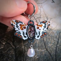 Image 2 of Pendientes| Colgante  Polilla Calavera Albina