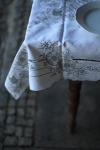 Image 7 of 1 Tischdecke mit grauer Spitze