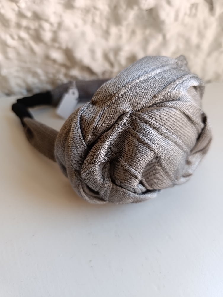 Image of Cerchietto grigio con rosa argentata