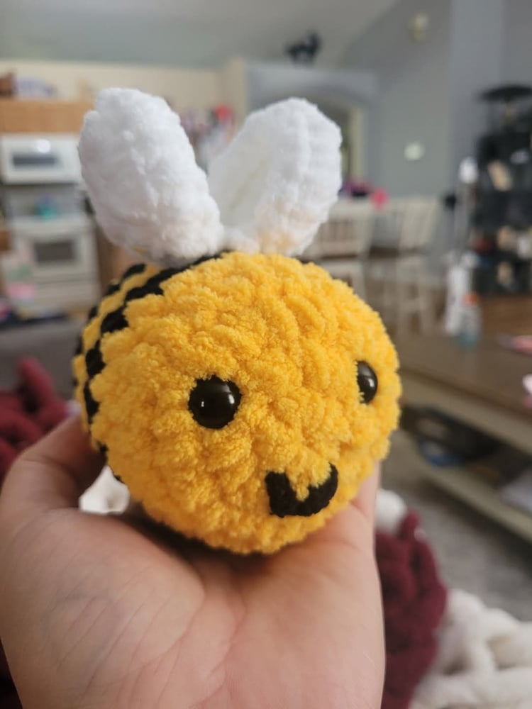 Image of Small crochet bee plushie 