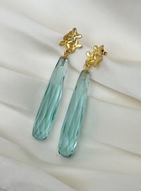 Image 1 of Statement øredobber med akvamarin dråpe