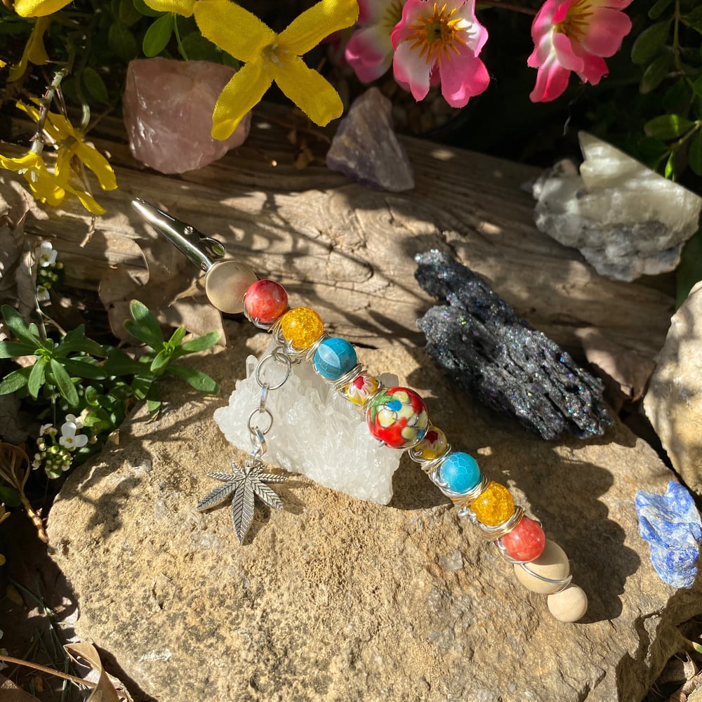 Image of prism daisy roach clip