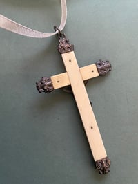 Image 4 of Grande croix, pendentif du 19ème siècle, en os et argent plaqué poinçonné. 