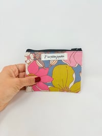 Image 1 of Pochette Porte-monnaie LA DISCRÈTE matelassé fleuri fond gris bleu foncé