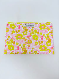 Image 1 of Pochette à livre LA LECTRICE Liberty Betsy jaune et rose