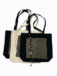 Image 5 of Sac Tapisserie alphabet en crème // Alphabet Tapestry Tote in Creme