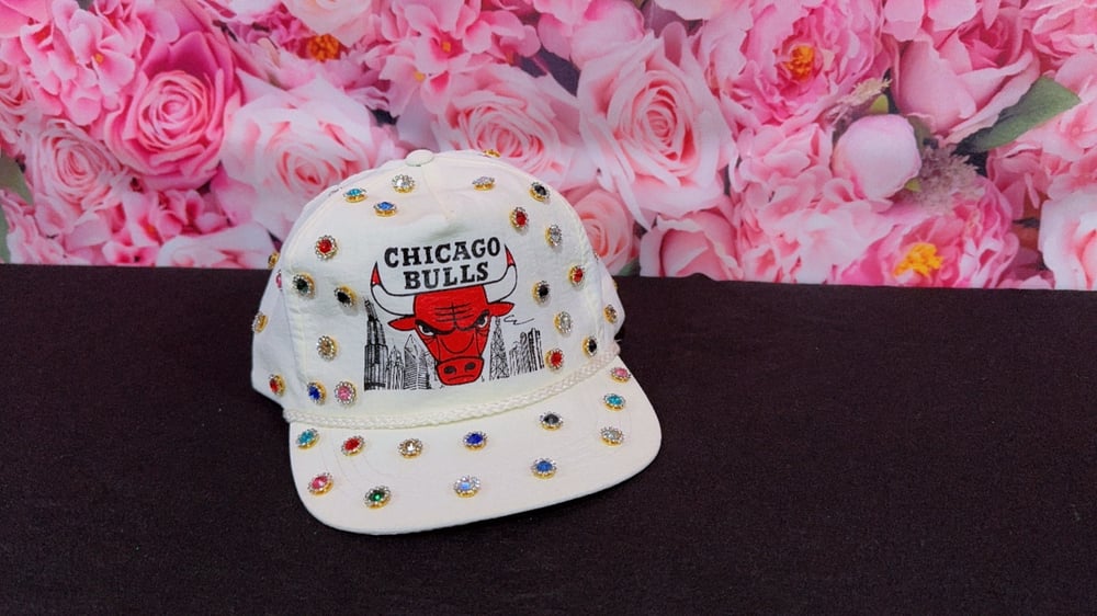 Image of 1 of 1 Unisex Chicago Bulls White Vintage SnapBack stones hat 
