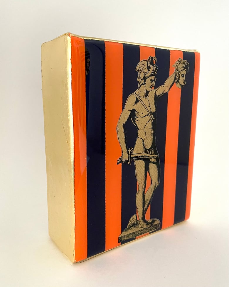 Image of Perseus Statue Pinstripe 