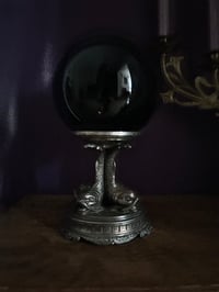 Image 1 of Superbe boule noire de 15 cm de diamètre sur un incroyable support en bronze argenté, début 1900