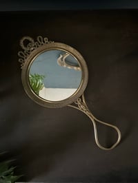 Image 2 of Grand miroir à main et à accrocher de style Louis XVI, bronze, XIX siècle. 179>149€