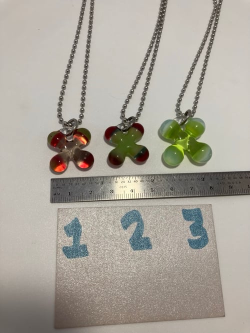 Image of three color clovers