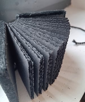 MEHR — mini livre — velours et pages noires