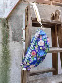 Image 3 of Riñonera HORTENSIAS azul