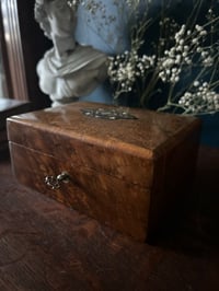 Image 4 of Magnifique boite à bijoux en bois peint et soie capitonnée fuchsia, avec sa clé! XIXème s.