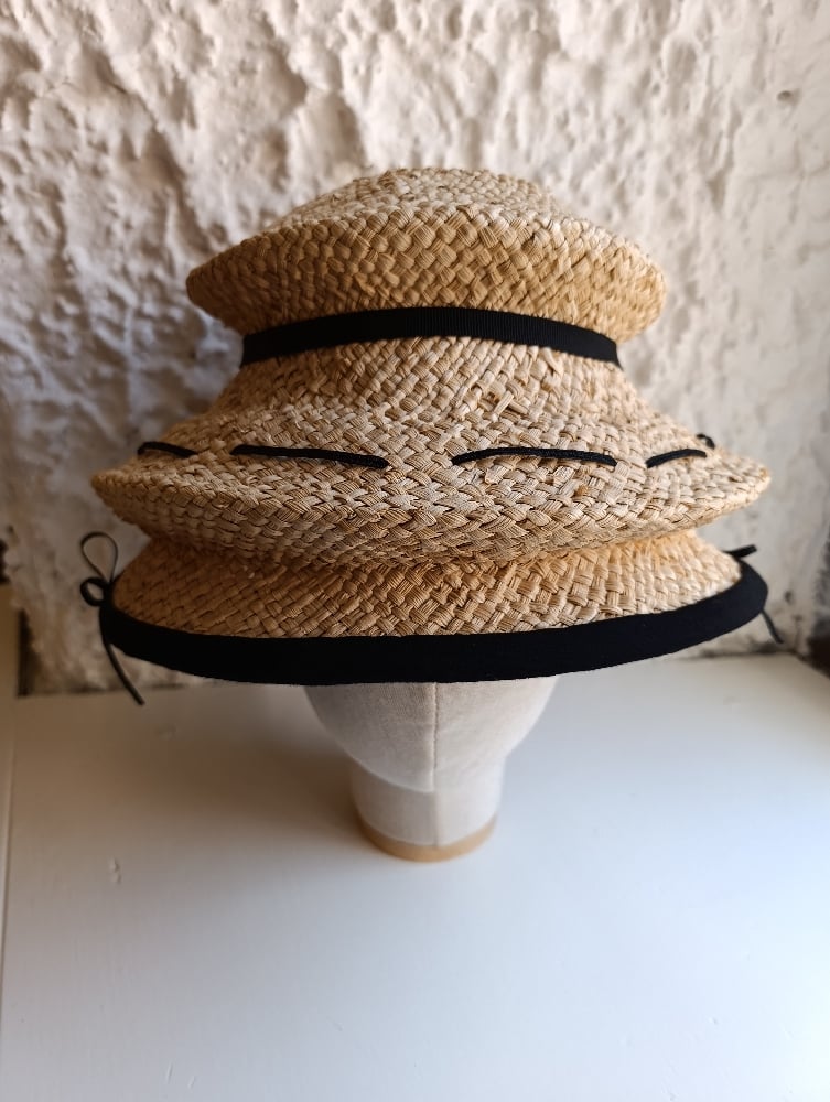 Image of Cappello Abat-jour dettagli neri
