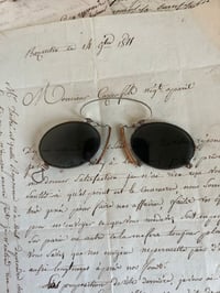 Image 1 of Lunettes solaires pince-nez du XIXème siècle, verres gris.