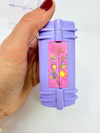 Image 2 of Ensemble bracelet et Polly Pocket Mini livre violet pays merveilleux rare