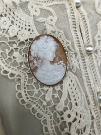 Image 3 of Superbe et grand camée en argent massif et coquillage, années 40-50