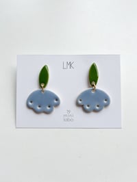 LMK x MINI LABO Paire de boucles d’oreilles céramique LULLABY LEAF bleu ciel