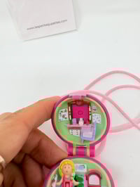 Image 4 of Ensemble bracelet et Polly Pocket Medaillon fushia beauté Complet
