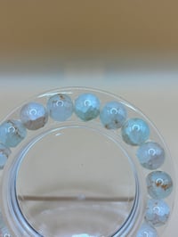 Image 2 of Parure Élégance Nacrée – Bracelet & Boucles d’Oreilles Perles Marbrées Dorées