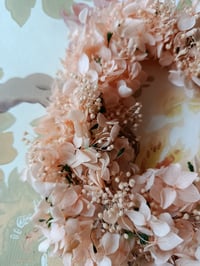 Image 3 of Couronne hortensia pêche gypsophile pêche et vert