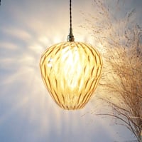 Image 6 of Suspension en verre ambré grand format