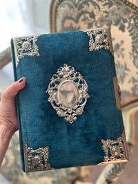 Image 2 of Ancien album photo en velours bleu, Art Nouveau, 1900