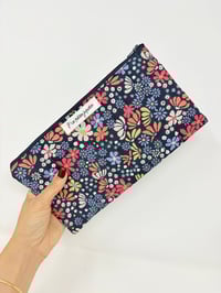 Image 1 of Pochette à passeports et billets LA VOYAGEUSE Matelassé fleuri fond marine