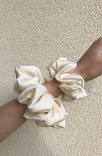 Image 8 of SCRUNCHIE STANDARD CREAM/KREM