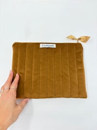 Image 1 of Pochette grand format LA SPACIEUSE Velours moutarde