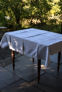 Image 1 of 1 Tischdecke mit Hohlsaum und Blüten, weicher Leinen, 140x150cm
