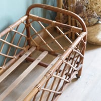 Image 3 of Lit de poupée en rotin