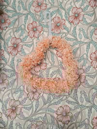 Image 4 of Couronne hortensia pêche et gypsophile blanc