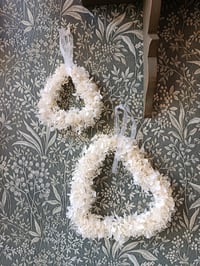 Image 5 of Couronne hortensia blanc et gypsophile blanc 