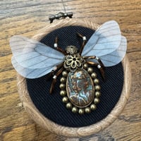 Image 1 of Cameo bee (b, 2.5 inches)