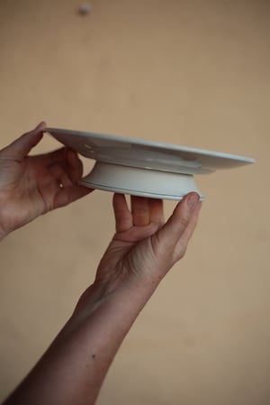 Image of Fayenceteller mit klassizistischem Rand und Füsschen