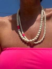 Image 4 of collier blanc 🤍🌺corail 