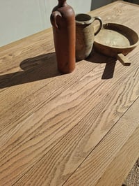 Image 2 of LA TABLE EN CHÊNE MASSIF