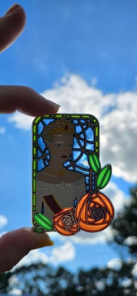Image 3 of Queen R