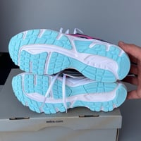 Image 3 of size: us7M uk6 eu40 cm25.5