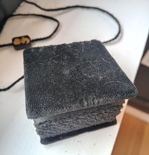 MEHR — mini livre — velours et pages noires