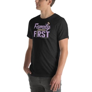 Family Comes First – T-Shirt