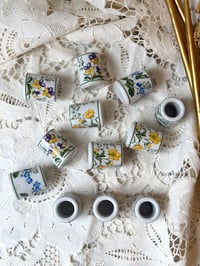 Image 1 of Bougeoirs en porcelaine fleuris